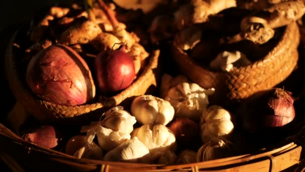 Biologische plantaardige palet in de stralen van de zon. Vintage rustieke nog leven van sjalotten, kruiden en knoflook — Stockvideo