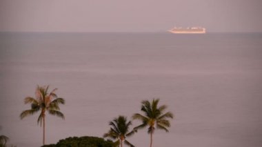 Yaz tatil kavramı cruise. Cruise gemi uzakta içinde denize yakın tropik ada güneş doğarken