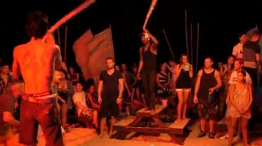 Samui, Tayland - 31 Mart, 2018: dolunay plaj partisi. Gençler tropik adada eğlenmek.