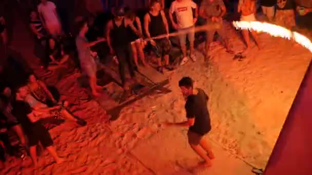 Phangan, Thailand - 31 maart, 2018: Fullmoon strand partij. Tieners hebben plezier op het tropische eiland. — Stockvideo