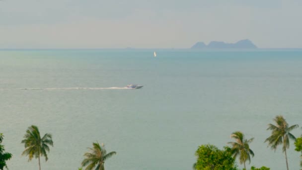 Prachtige zee landschap met uitzicht op de tropische kust van bovenaf. Motorboot kruising Oceaan. — Stockvideo