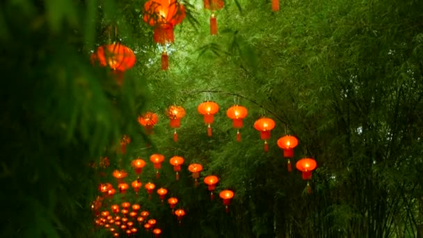 Filas de faroles rojos de estilo tradicional chino colgando del arco del túnel de bambú . — Vídeos de Stock