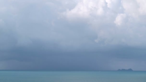 Surface bleue de l'océan tropical avec des vagues rapides. Rock à l'horizon. Tempête au paradis — Video