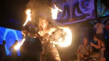 Samui, Tayland - 16 Mart 2018: Shiva Moon Goa Trance parti. Vahşi kabile ateş gösterisi.