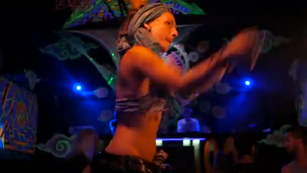 Phangan, Thailand - 16 mars 2018: Shiva Moon Goa Trance Party. Vilda tribal eldshow. — Stockvideo