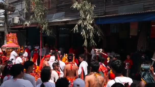 SAMUI, TAILÂNDIA - FEVEREIRO 24, 2018: adoradores e devotos tailandeses durante o festival de ano novo chinês — Vídeo de Stock