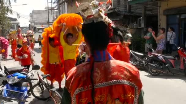 SAMUI, TAILÂNDIA - FEVEREIRO 24, 2018: adoradores e devotos tailandeses durante o festival de ano novo chinês — Vídeo de Stock