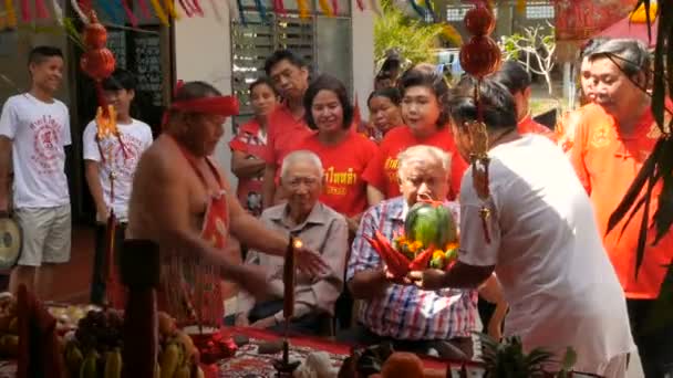 Samui, Thailand - 24 februari 2018: Thailändska tillbedjare och anhängare under kinesiska nyåret festival — Stockvideo