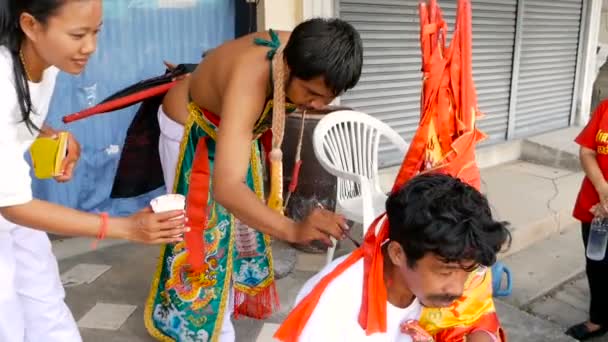 サムイ, タイ - 2018 年 2 月 24 日: タイの崇拝者と中国の旧正月まつり愛好者 — ストック動画