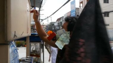 Samui, Tayland - 24 Şubat 2018: Tay tapanlar ve Çin yeni yılı festival süresince hayranları