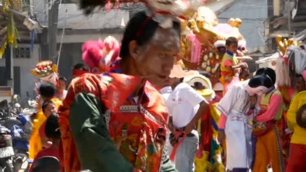 SAMUI, THAILAND - FEBRUARY 24, 2018: Thai worshipers and devotees during Chinese new year festival — Stock Video