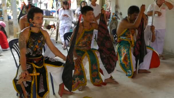 苏梅岛, 泰国-2018年2月24日: 泰国的崇拜者和信徒在春节期间 — 图库视频影像