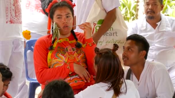 SAMUI, TAILÂNDIA - FEVEREIRO 24, 2018: adoradores e devotos tailandeses durante o festival de ano novo chinês — Vídeo de Stock