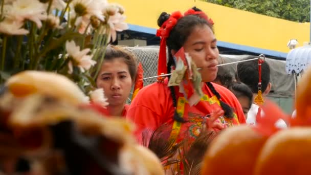 САМУИ, Таиланд - 24 февраля 2018 года: Тайские поклонники и преданные во время китайского новогоднего фестиваля — стоковое видео