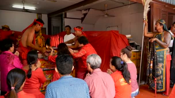 Samui, Thailand - 24 februari 2018: Thaise aanbidders en toegewijden tijdens Chinees Nieuwjaar festival — Stockvideo