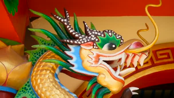 Religiöse farbenfrohe Skulptur des Drachen. Schrein im traditionellen chinesischen Stil mit Ornamenten verziert — Stockvideo