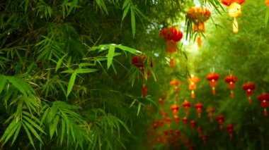Geleneksel Çince tarzı kırmızı fenerler bambu ağacı tünel kemer üzerinde asılı satırları.