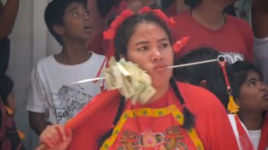 Samui, Tayland - 24 Şubat 2018: Tay tapanlar ve Çin yeni yılı festival süresince hayranları