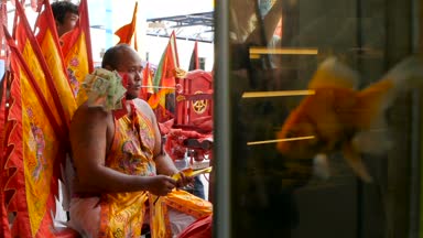 Samui, Tayland - 24 Şubat 2018: Tay tapanlar ve Çin yeni yılı festival süresince hayranları