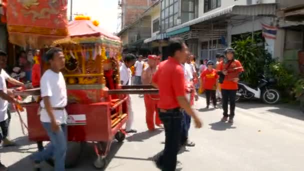 Samui, Thailand - 24 februari 2018: Thailändska tillbedjare och anhängare under kinesiska nyåret festival — Stockvideo