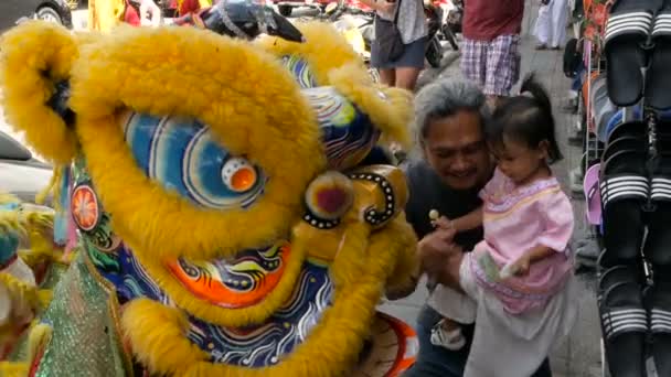 Samui, Thajsko - 24 února 2018: Thajské věřících a oddaných během oslav čínského nového roku — Stock video