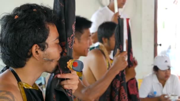 SAMUI, TAILANDIA - 24 DE FEBRERO DE 2018: Adoradores y devotos tailandeses durante el festival chino de año nuevo — Vídeo de stock