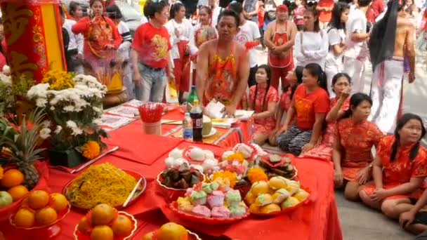 Samui, Thailand - 24 februari 2018: Thaise aanbidders en toegewijden tijdens Chinees Nieuwjaar festival — Stockvideo