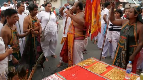 SAMUI, THAILAND - FEBRUARY 24, 2018: Thai worshipers and devotees during Chinese new year festival — Stock Video