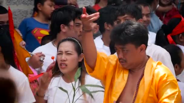 SAMUI, THAILAND - FEBRUARY 24, 2018: Thai worshipers and devotees during Chinese new year festival — Stock Video