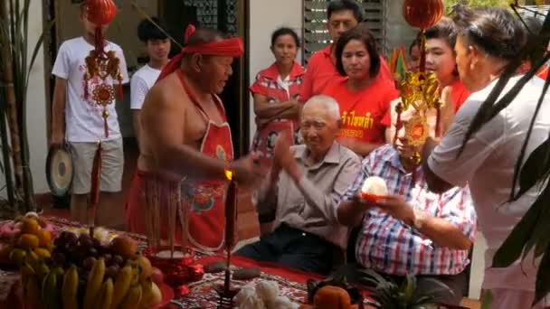 SAMUI, THAILAND - 24 februarie 2018: închinători și devotați thailandezi în timpul festivalului de Anul Nou Chinezesc — Videoclip de stoc