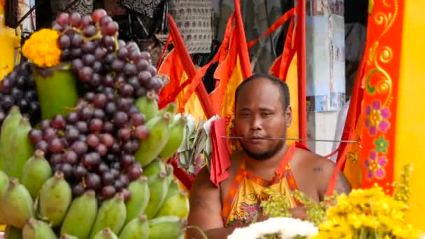 SAMUI, TAILANDIA - 24 DE FEBRERO DE 2018: Adoradores y devotos tailandeses durante el festival chino de año nuevo — Vídeos de Stock