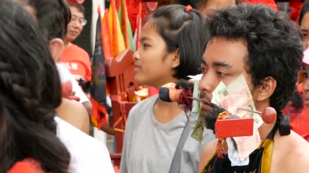 SAMUI, TAILANDIA - 24 DE FEBRERO DE 2018: Adoradores y devotos tailandeses durante el festival chino de año nuevo — Vídeo de stock