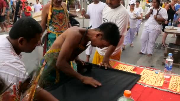 Samui, Thailand - 24 februari 2018: Thaise aanbidders en toegewijden tijdens Chinees Nieuwjaar festival — Stockvideo