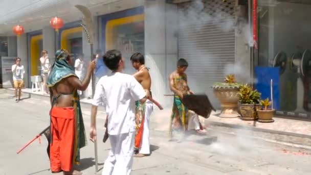 Samui, Thailand - 24 februari 2018: Thaise aanbidders en toegewijden tijdens Chinees Nieuwjaar festival — Stockvideo