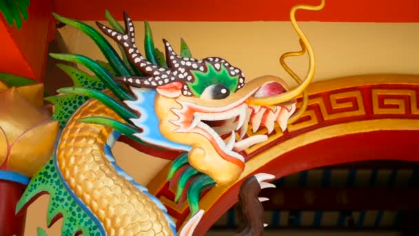 Θρησκευτικές πολύχρωμο γλυπτό του δράκου. Ναός στην κινεζική παραδοσιακό στυλ διακοσμημένο με στολίδια — Αρχείο Βίντεο