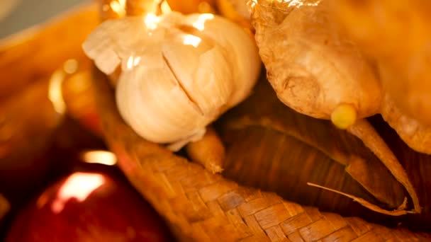 阳光下的有机蔬菜调色板。葱, 香料和大蒜的古老的质朴静物 — 图库视频影像