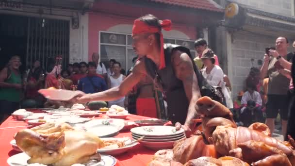 Samui, Thailand - 24 februari 2018: Thaise aanbidders en toegewijden tijdens Chinees Nieuwjaar festival — Stockvideo