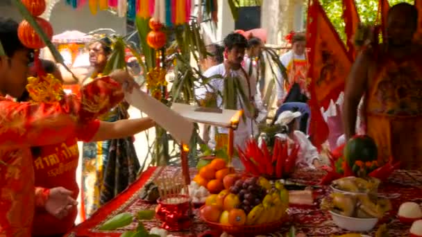 SAMUI, TAILANDIA - 24 DE FEBRERO DE 2018: Adoradores y devotos tailandeses durante el festival chino de año nuevo — Vídeos de Stock