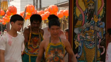 Samui, Tayland - 24 Şubat 2018: Tay tapanlar ve Çin yeni yılı festival süresince hayranları