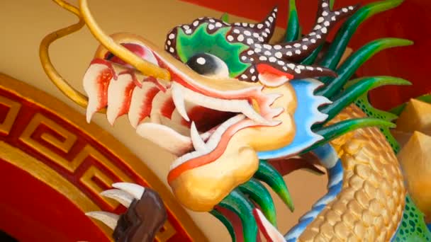Escultura colorida religiosa del Dragón. Santuario en estilo tradicional chino decorado con adornos — Vídeo de stock