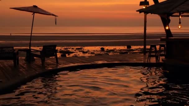 Avkoppling på stranden, unga sexiga framgångsrik man njuta vackra oceanen solnedgång — Stockvideo