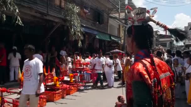 Samui, Tayland - 24 Şubat 2018: Tay tapanlar ve Çin yeni yılı festival süresince hayranları — Stok video