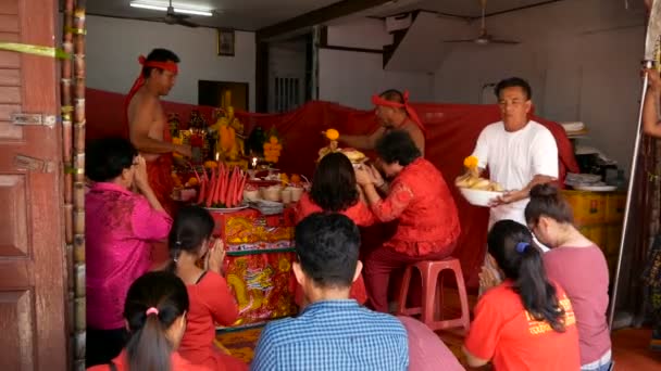 Ko Samui, Tajlandia - 24 lutego 2018: Tajski czcicieli i wielbiciele podczas festiwalu chiński nowy rok — Wideo stockowe