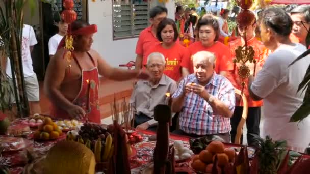 Samui, Thailand - 24 februari 2018: Thailändska tillbedjare och anhängare under kinesiska nyåret festival — Stockvideo