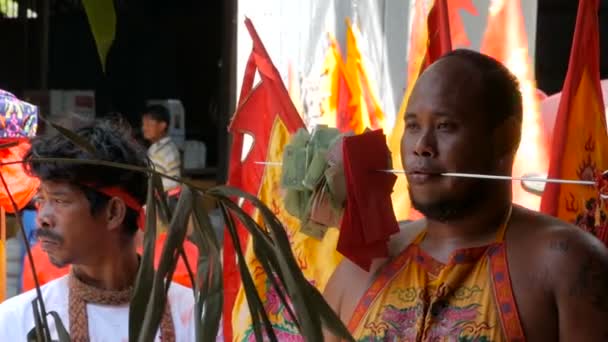 SAMUI, TAILANDIA - 24 DE FEBRERO DE 2018: Adoradores y devotos tailandeses durante el festival chino de año nuevo — Vídeo de stock