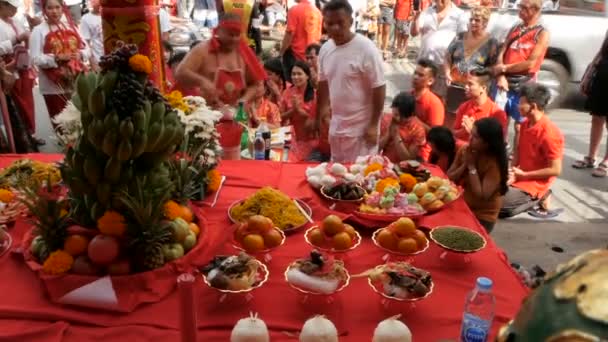 Samui, Thajsko - 24 února 2018: Thajské věřících a oddaných během oslav čínského nového roku — Stock video