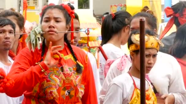 SAMUI, TAILANDIA - 24 DE FEBRERO DE 2018: Adoradores y devotos tailandeses durante el festival chino de año nuevo — Vídeos de Stock