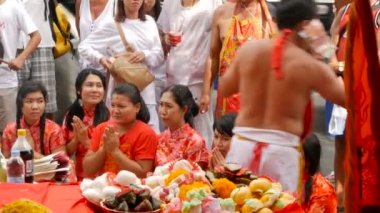 Samui, Tayland - 24 Şubat 2018: Tay tapanlar ve Çin yeni yılı festival süresince hayranları