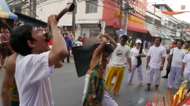 Samui, Thajsko - 24 února 2018: Thajské věřících a oddaných během oslav čínského nového roku — Stock video