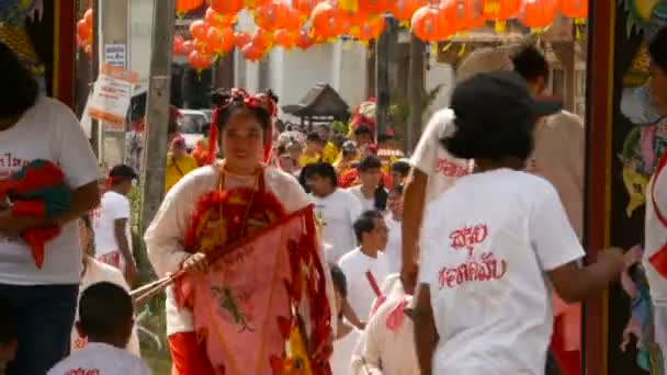 SAMUI, THAILAND - FEBRUARY 24, 2018: Thai worshipers and devotees during Chinese new year festival — Stock Video